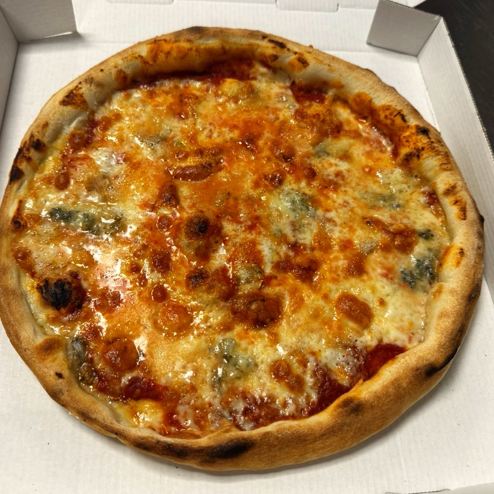 Pizza quatre fromages de la Pizzeria Gusto, gorgonzola fondu apparent