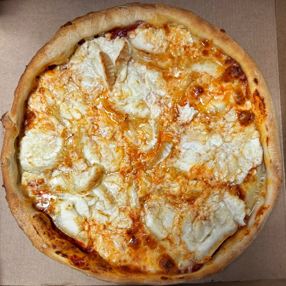 Pizza au fromage de chèvre de la Pizzeria Gusto, sortie du four