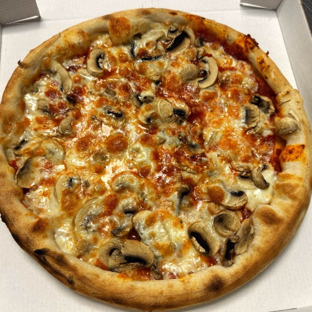 Pizza funghi de la Pizzeria Gusto, garnie de champignons frais