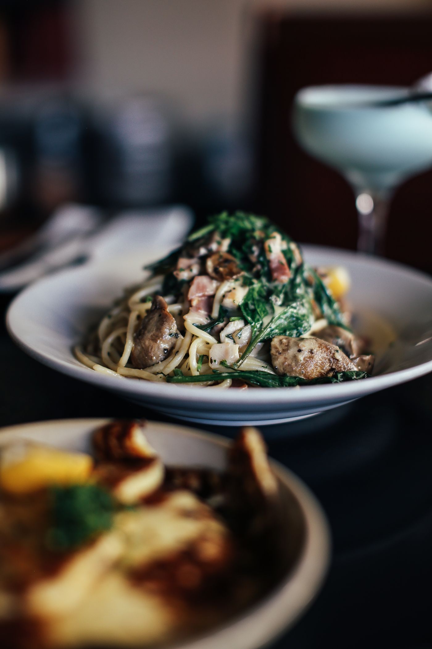 Assiette de pâtes à la carbonara servie en salle